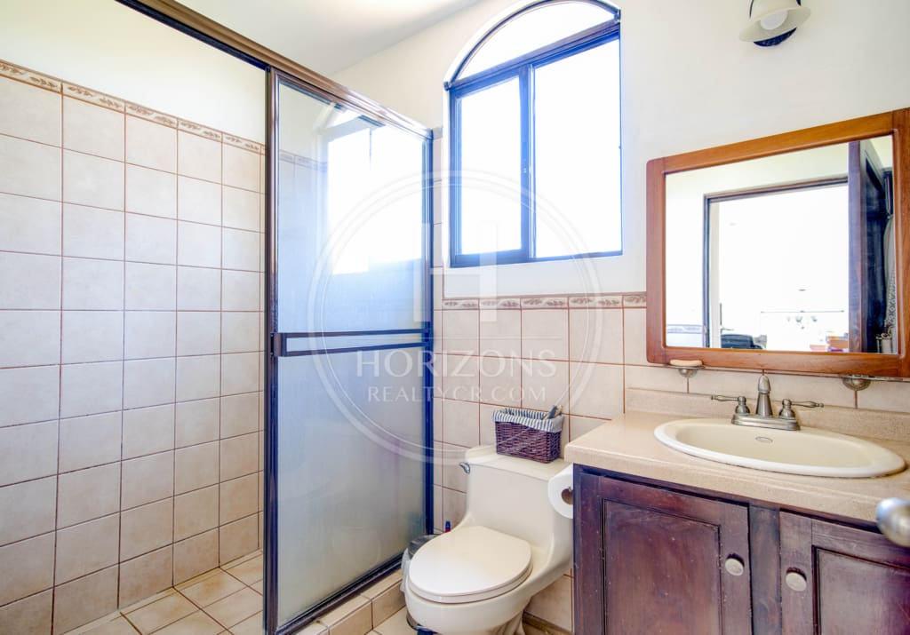 Espaciosa Casa en Condominio Bosque Dorado 613m2 Oportunidad en Santa Ana NOJ1065