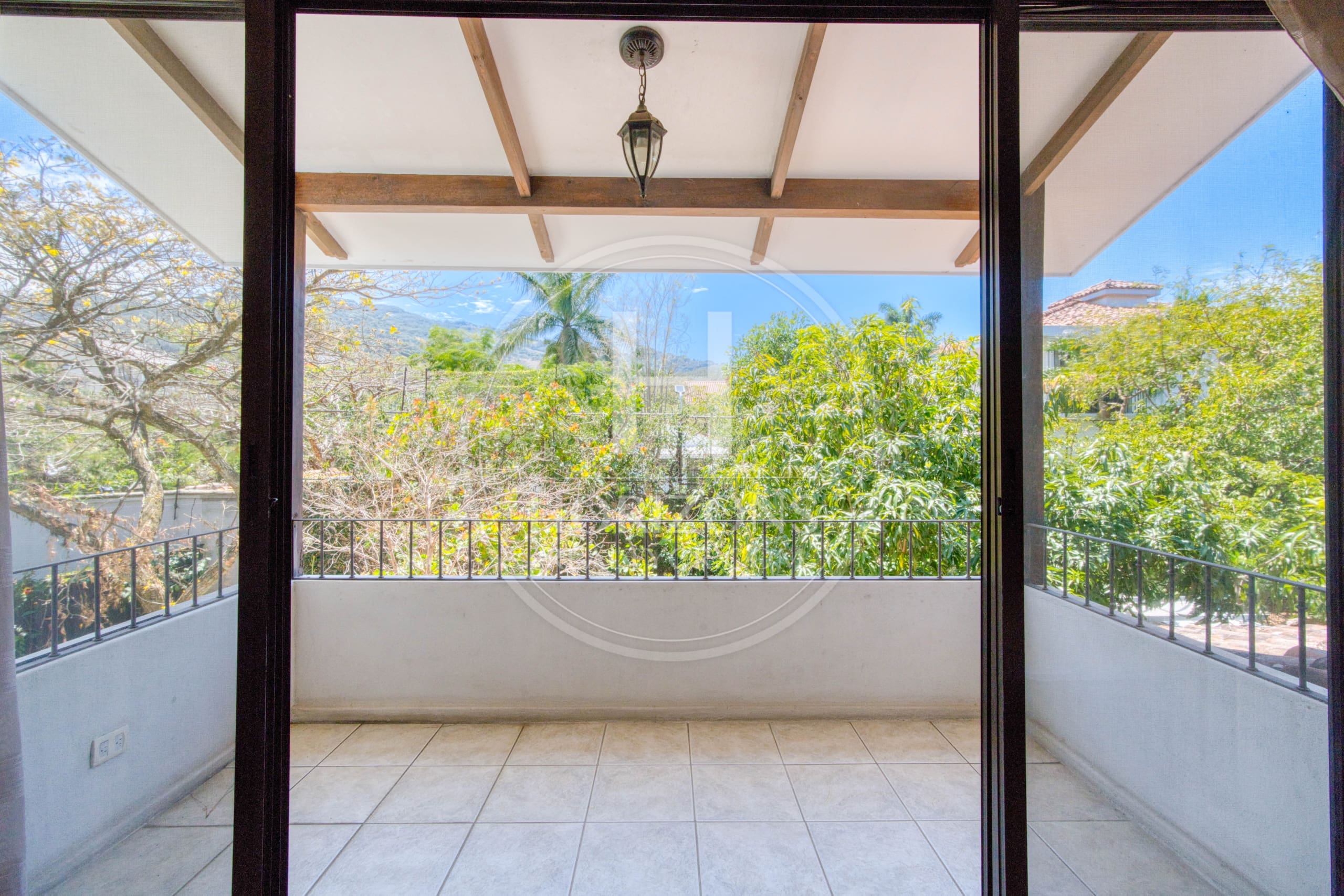 Espaciosa Casa en Condominio Bosque Dorado 613m2 Oportunidad en Santa Ana NOJ1065