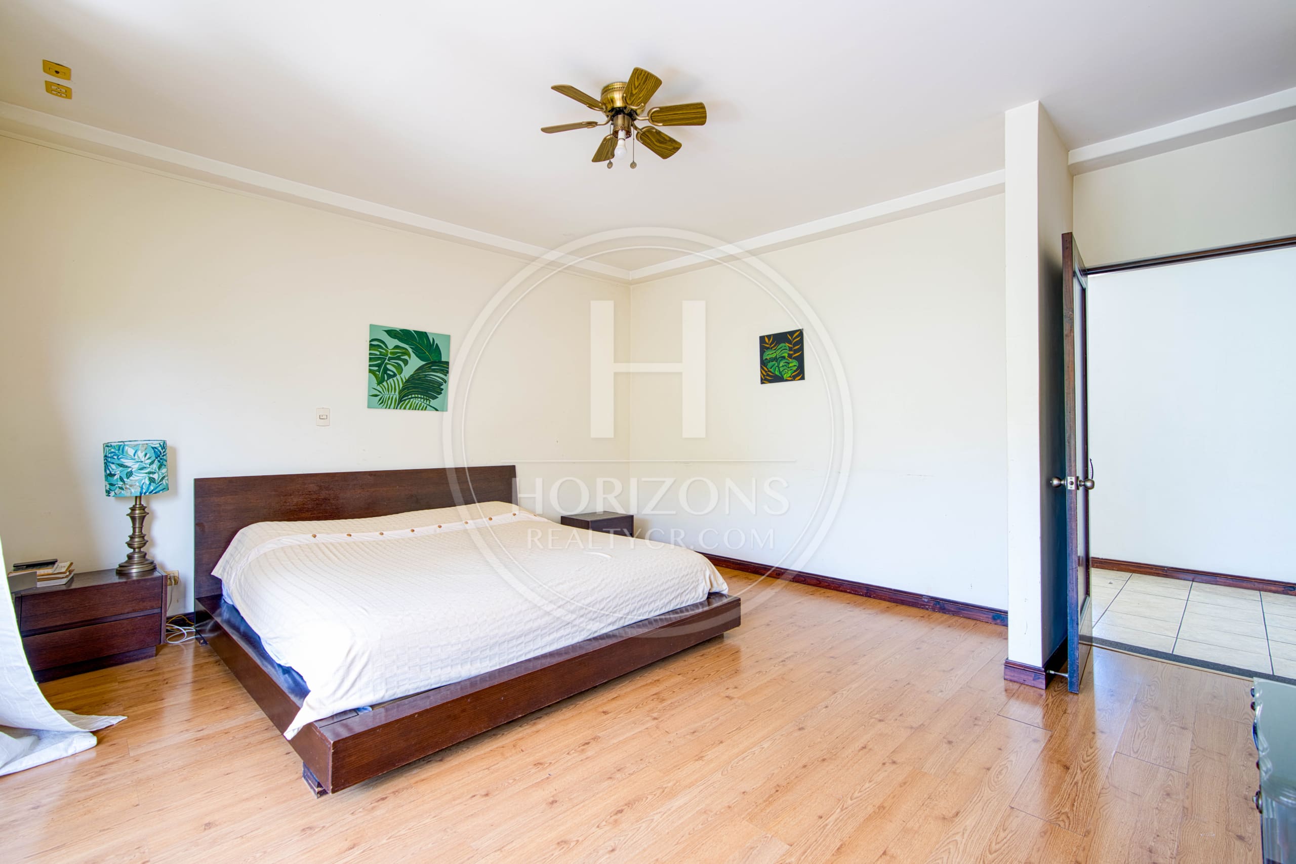 Espaciosa Casa en Condominio Bosque Dorado 613m2 Oportunidad en Santa Ana NOJ1065