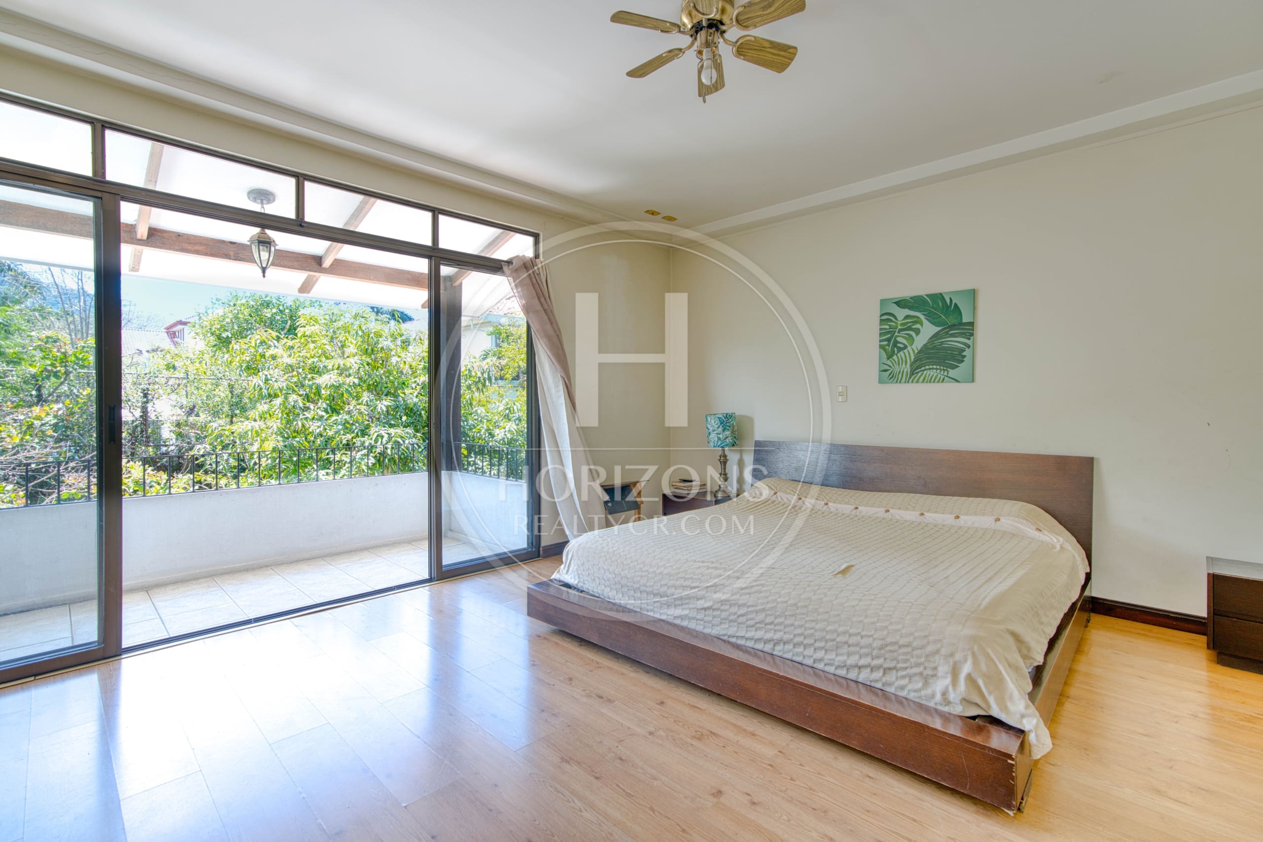 Espaciosa Casa en Condominio Bosque Dorado 613m2 Oportunidad en Santa Ana NOJ1065