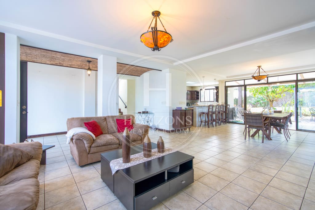 Espaciosa Casa en Condominio Bosque Dorado 613m2 Oportunidad en Santa Ana NOJ1065