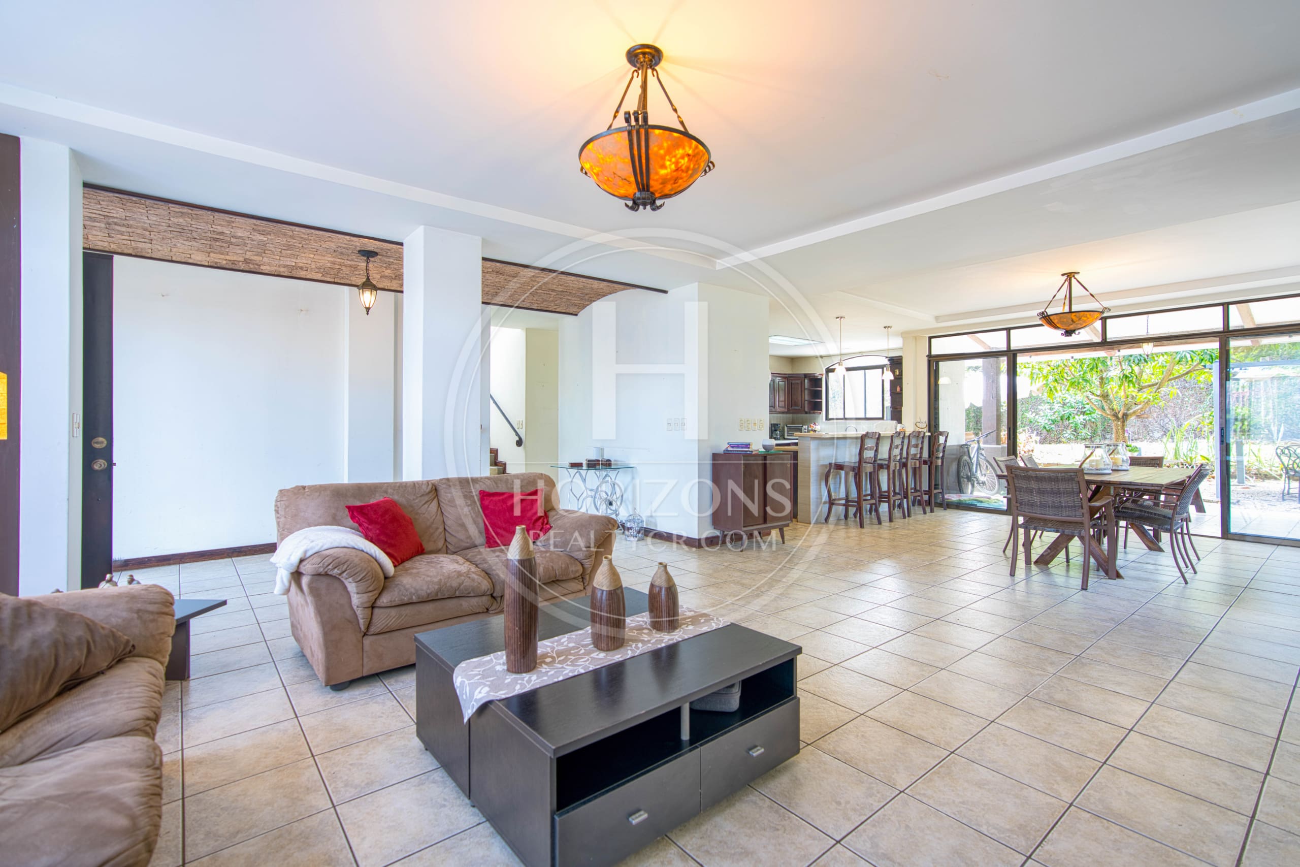 Espaciosa Casa en Condominio Bosque Dorado 613m2 Oportunidad en Santa Ana NOJ1065