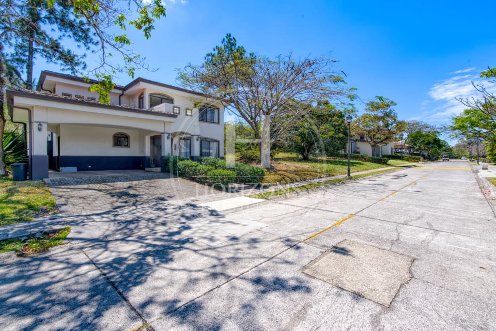 Espaciosa Casa en Condominio Bosque Dorado 613m2 Oportunidad en Santa Ana NOJ1065