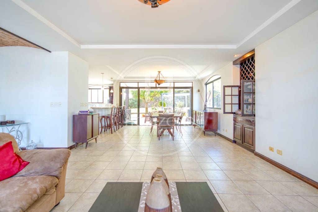 Espaciosa Casa en Condominio Bosque Dorado 613m2 Oportunidad en Santa Ana NOJ1065