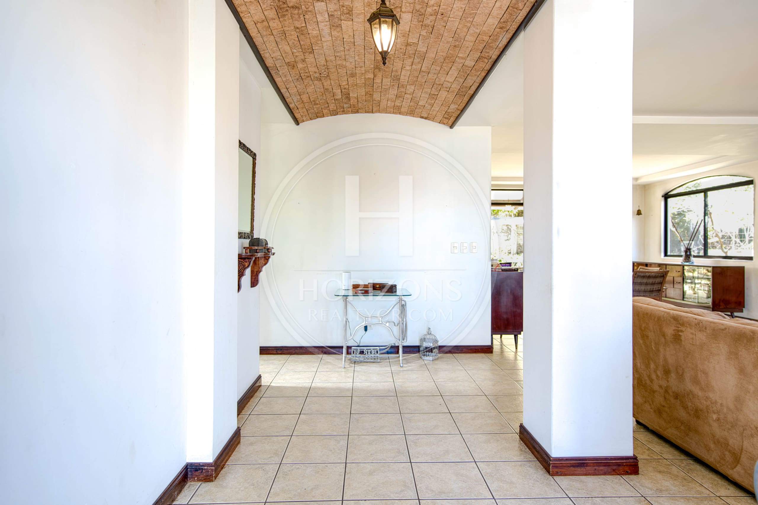 Espaciosa Casa en Condominio Bosque Dorado 613m2 Oportunidad en Santa Ana NOJ1065