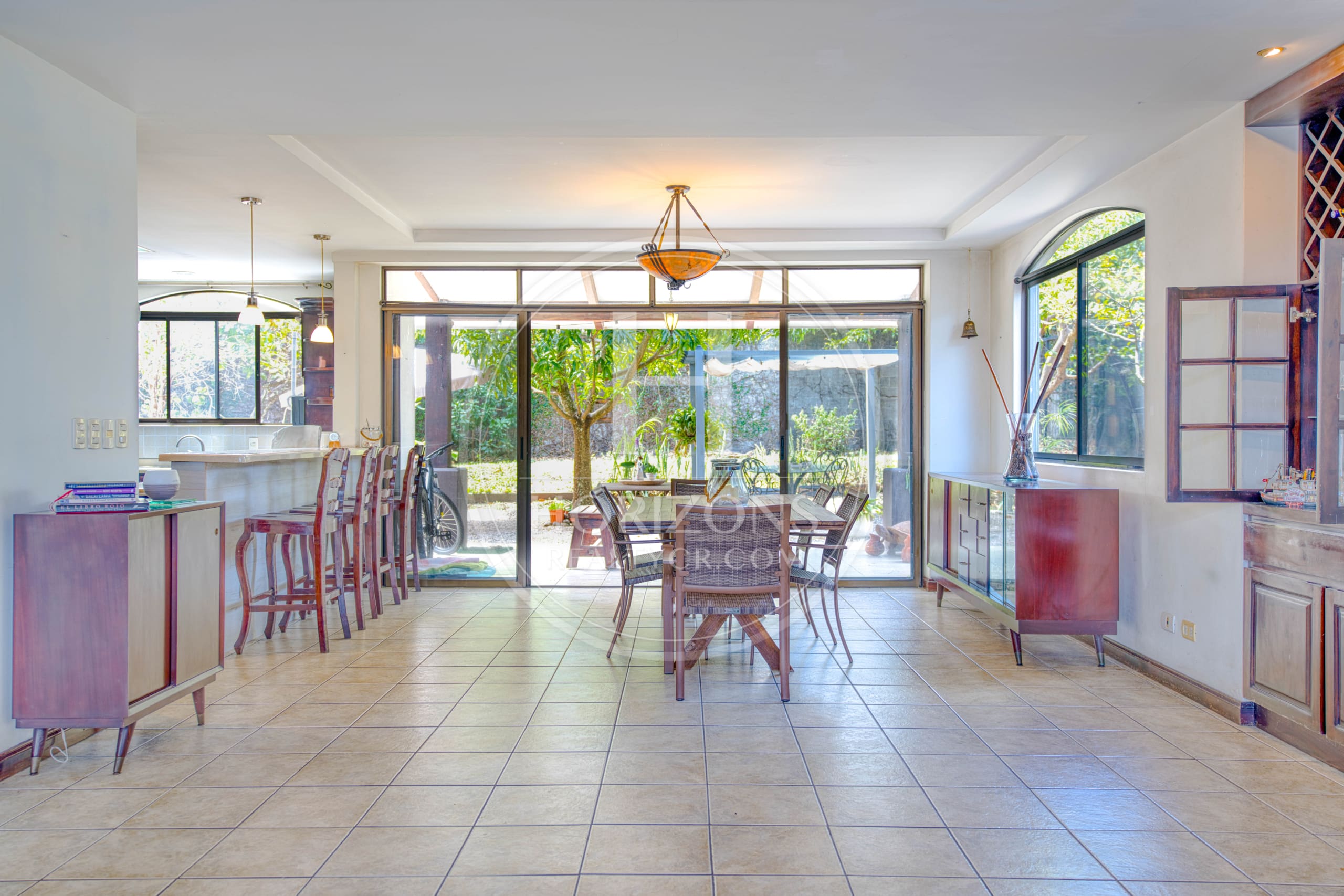 Espaciosa Casa en Condominio Bosque Dorado 613m2 Oportunidad en Santa Ana NOJ1065