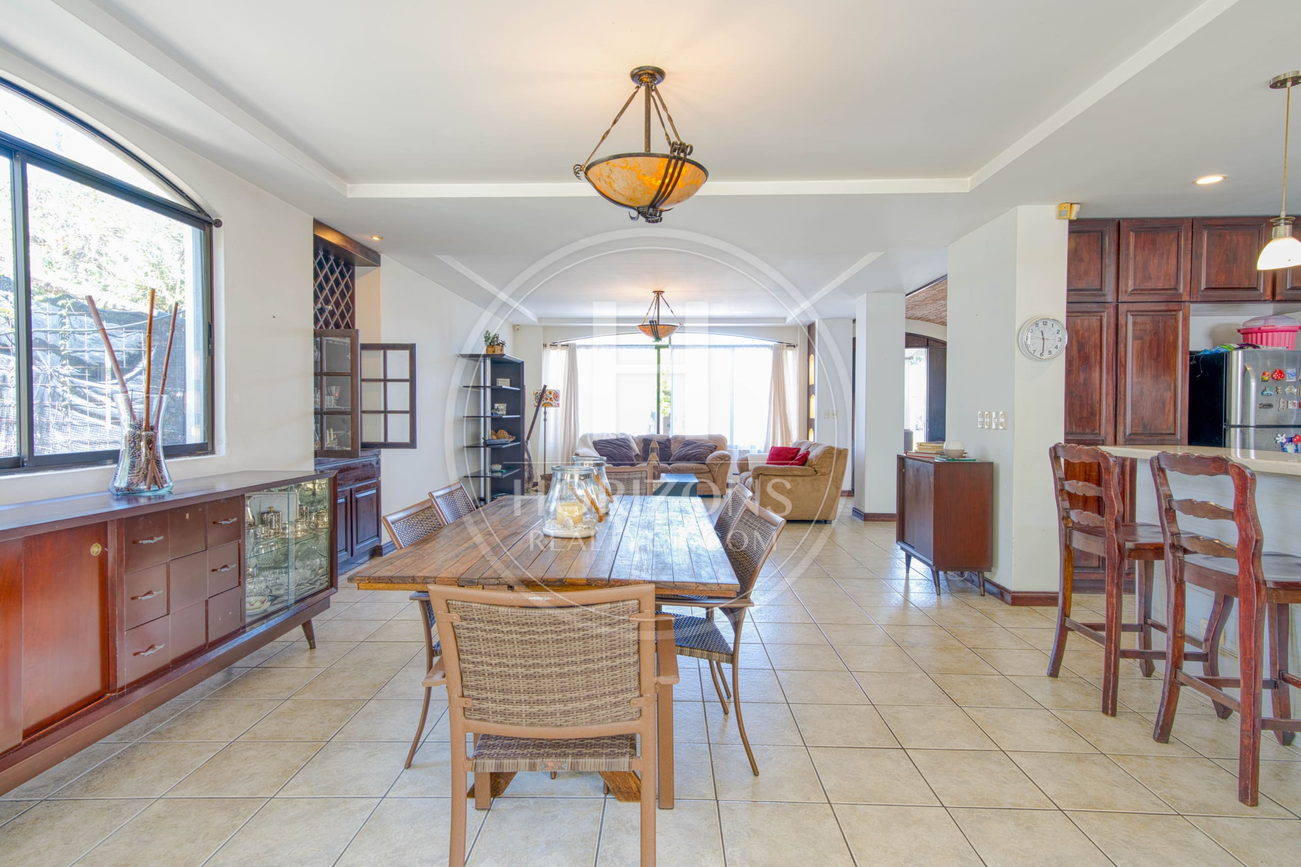 Espaciosa Casa en Condominio Bosque Dorado 613m2 Oportunidad en Santa Ana NOJ1065