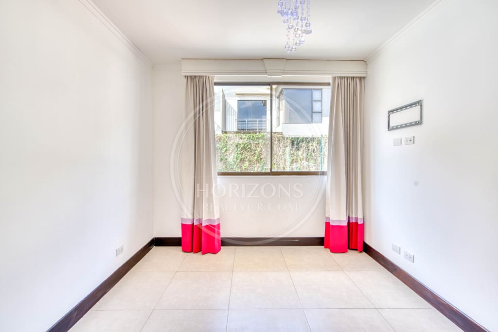 Casa en Venta Condominio La Estefana 3 Habitaciones Oficina noj1064