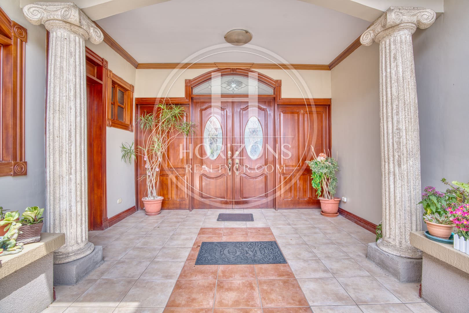 Venta Casa en Residencial Altamonte 4  Habitaciones Oficina Amplio Jardín 8 Parqueos NJA1341