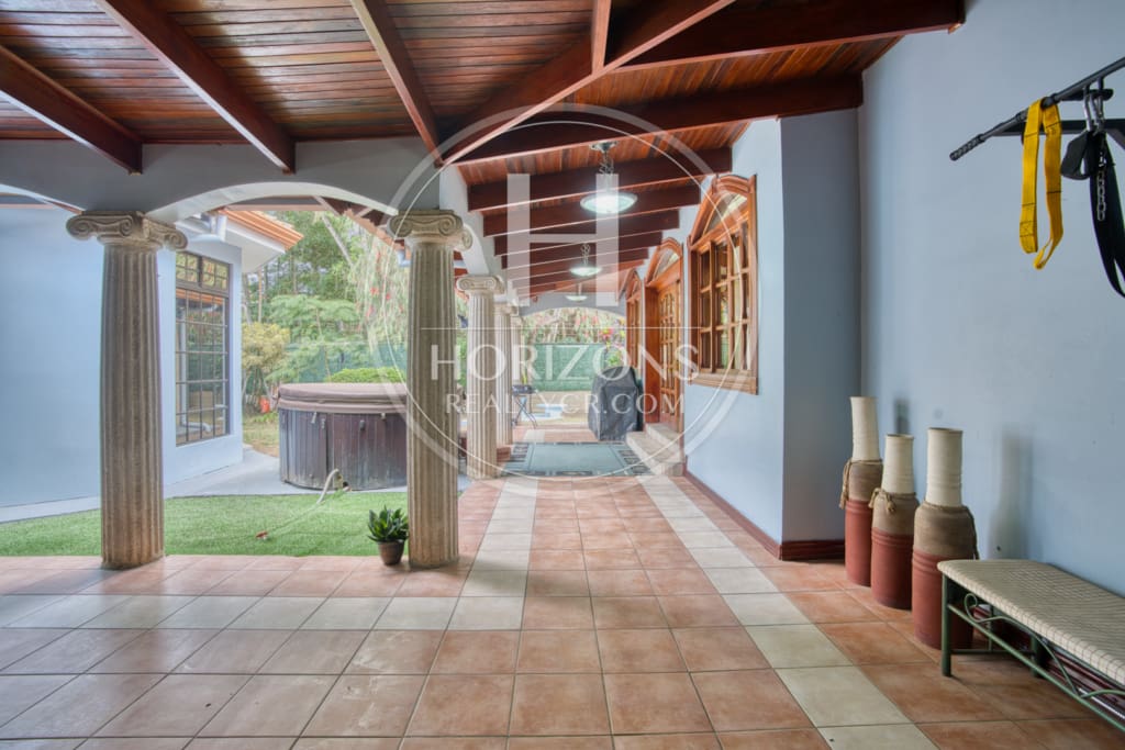 Venta Casa en Residencial Altamonte 4  Habitaciones Oficina Amplio Jardín 8 Parqueos NJA1341