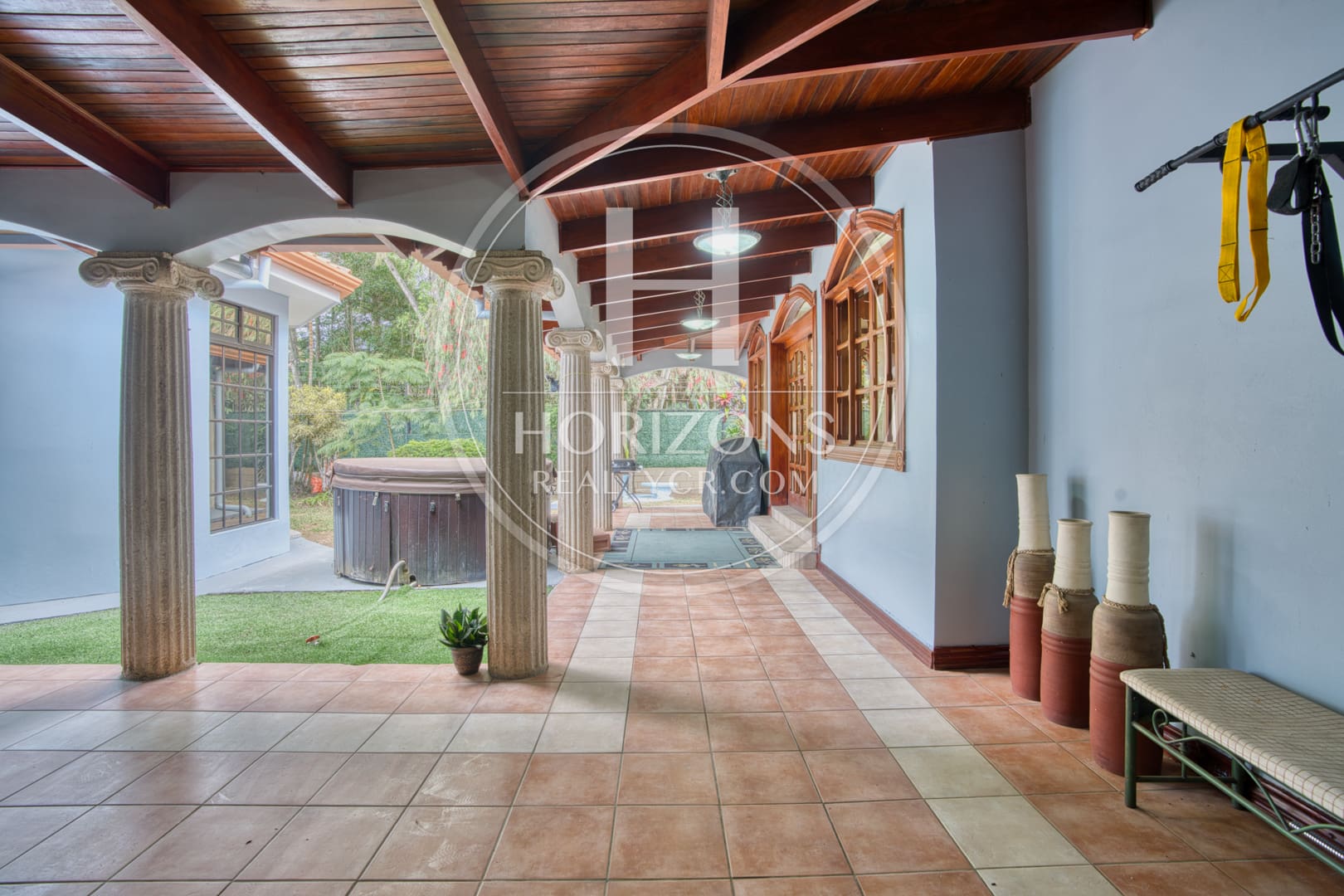 Venta Casa en Residencial Altamonte 4  Habitaciones Oficina Amplio Jardín 8 Parqueos NJA1341