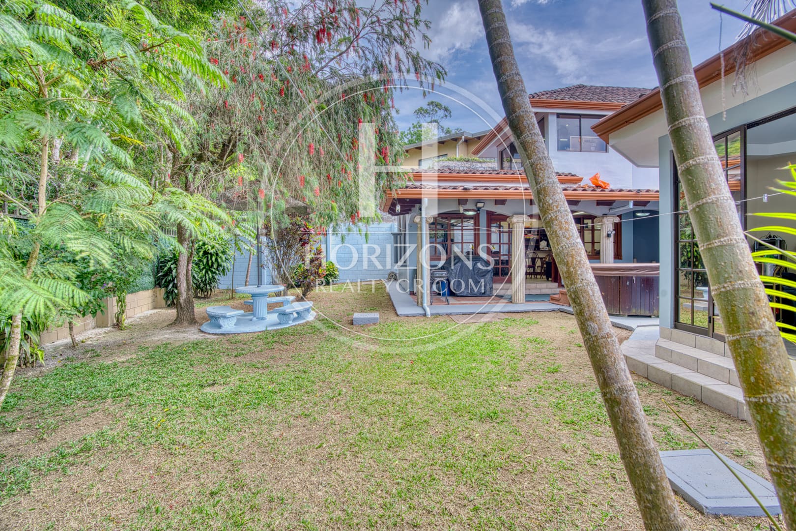 Venta Casa en Residencial Altamonte 4  Habitaciones Oficina Amplio Jardín 8 Parqueos NJA1341