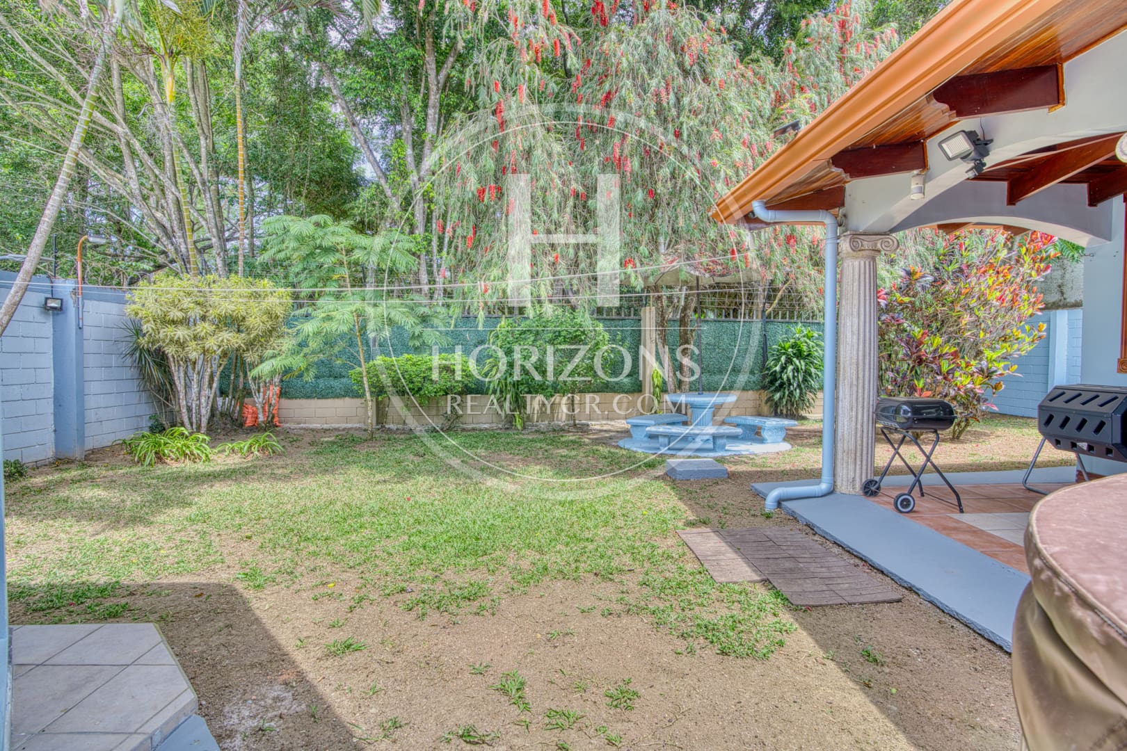 Venta Casa en Residencial Altamonte 4  Habitaciones Oficina Amplio Jardín 8 Parqueos NJA1341