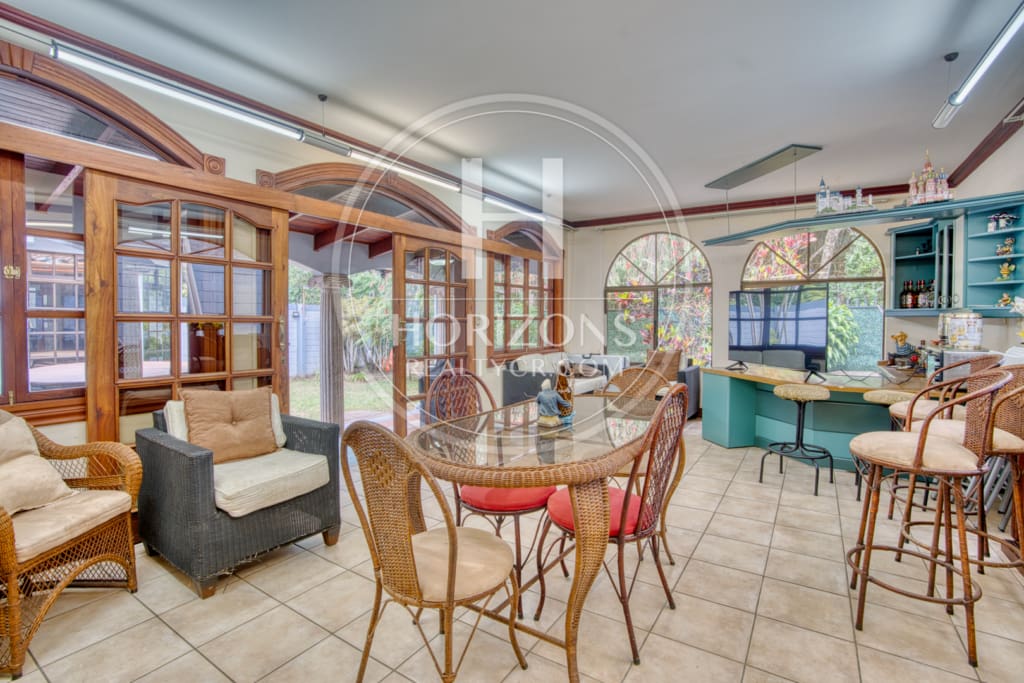 Venta Casa en Residencial Altamonte 4  Habitaciones Oficina Amplio Jardín 8 Parqueos NJA1341
