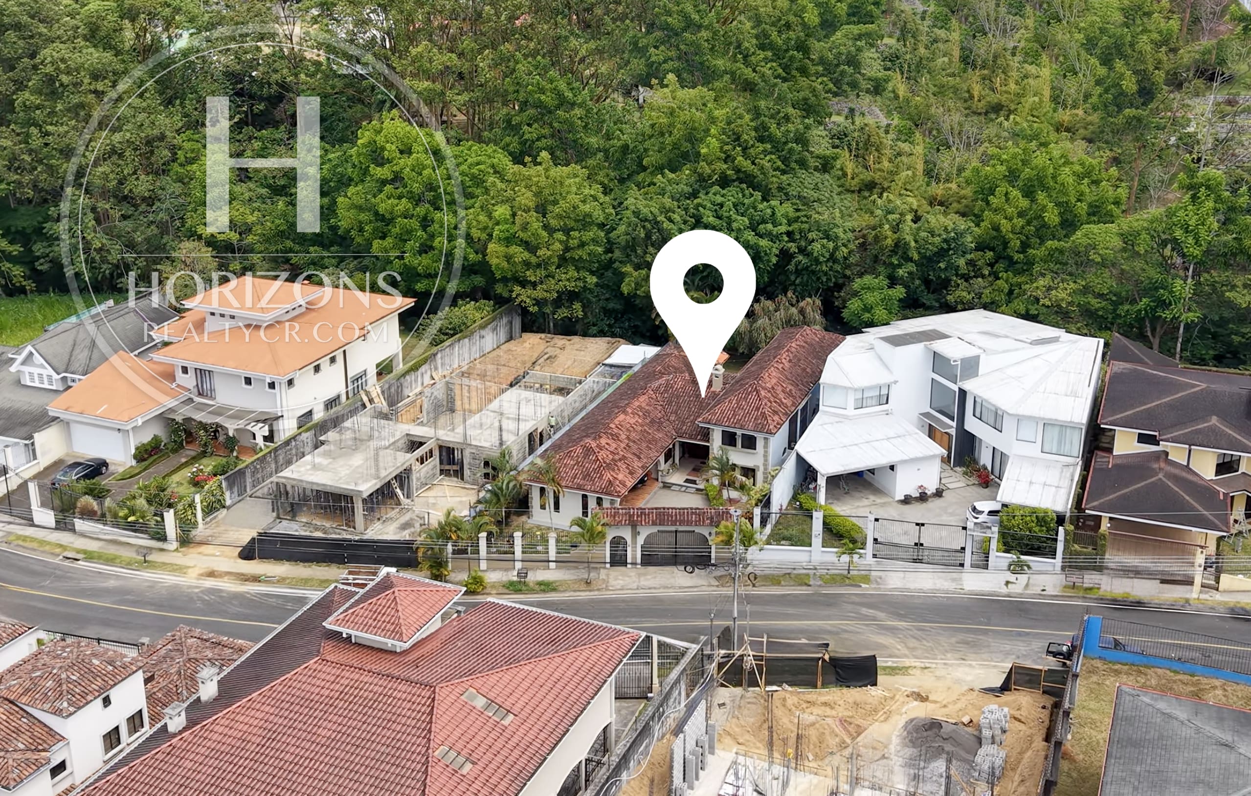 Venta Casa en Residencial Altamonte 4  Habitaciones Oficina Amplio Jardín 8 Parqueos NJA1341