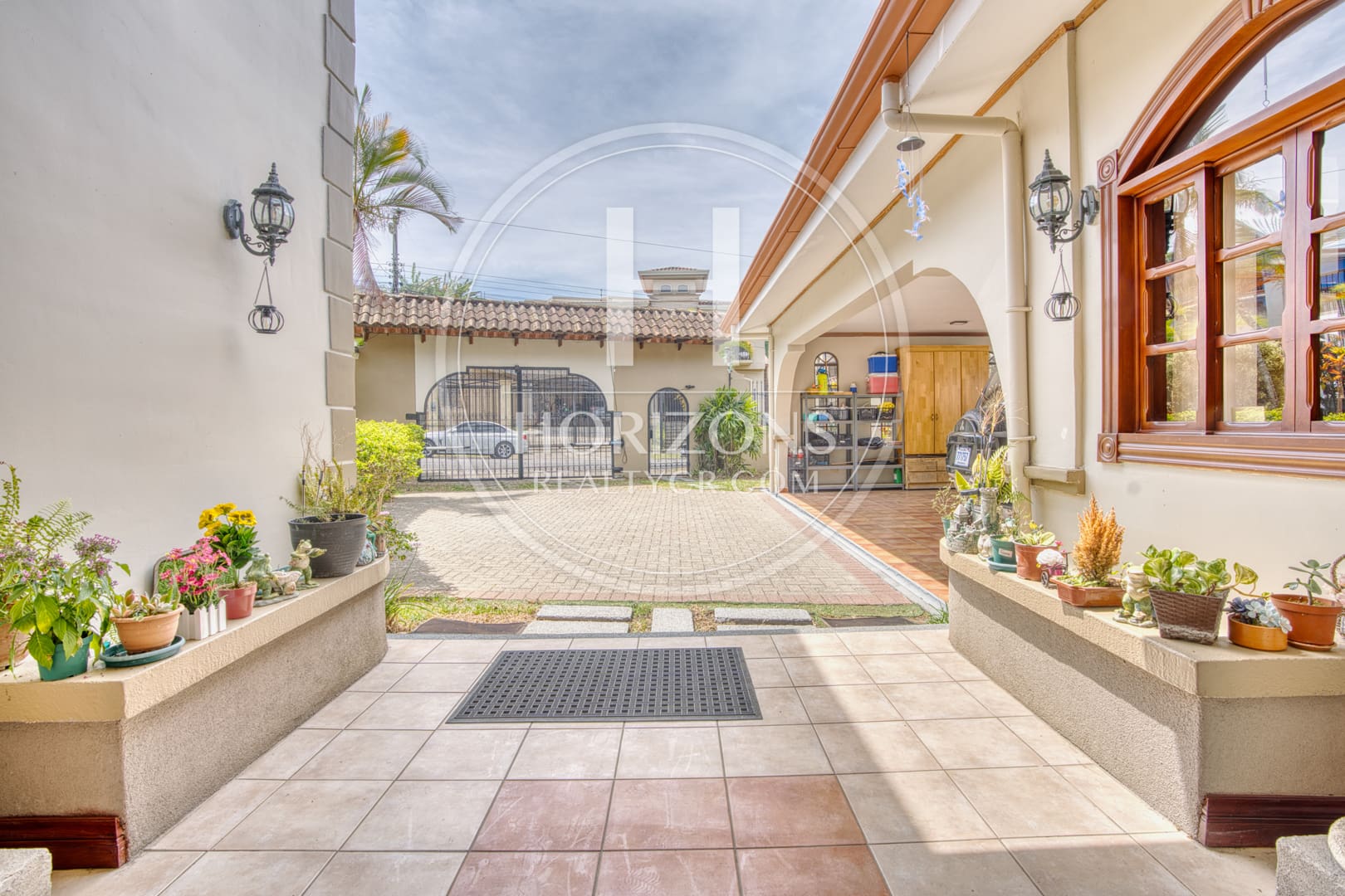 Venta Casa en Residencial Altamonte 4  Habitaciones Oficina Amplio Jardín 8 Parqueos NJA1341