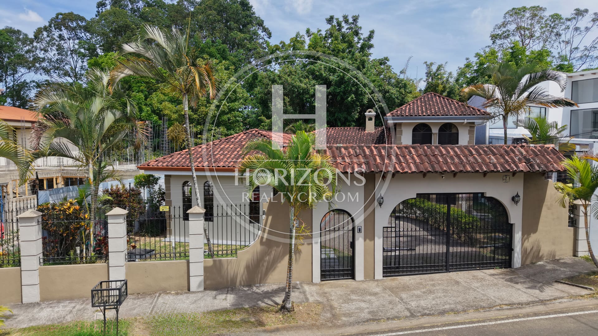 Venta Casa en Residencial Altamonte 4  Habitaciones Oficina Amplio Jardín 8 Parqueos NJA1341
