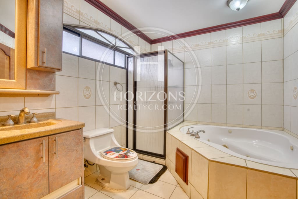 Venta Casa en Residencial Altamonte 4  Habitaciones Oficina Amplio Jardín 8 Parqueos NJA1341