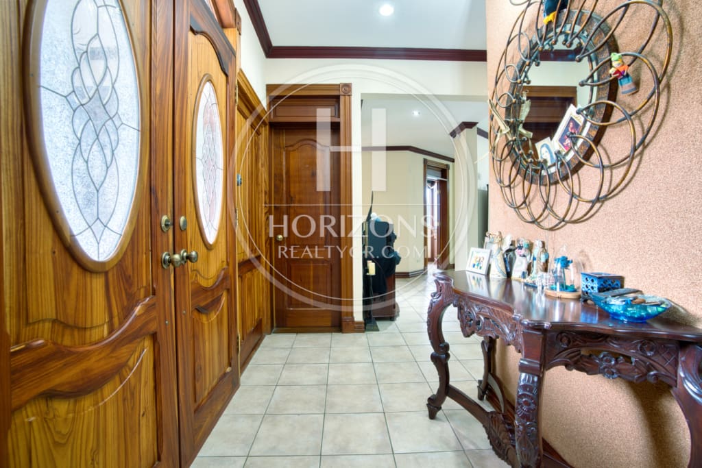Venta Casa en Residencial Altamonte 4  Habitaciones Oficina Amplio Jardín 8 Parqueos NJA1341