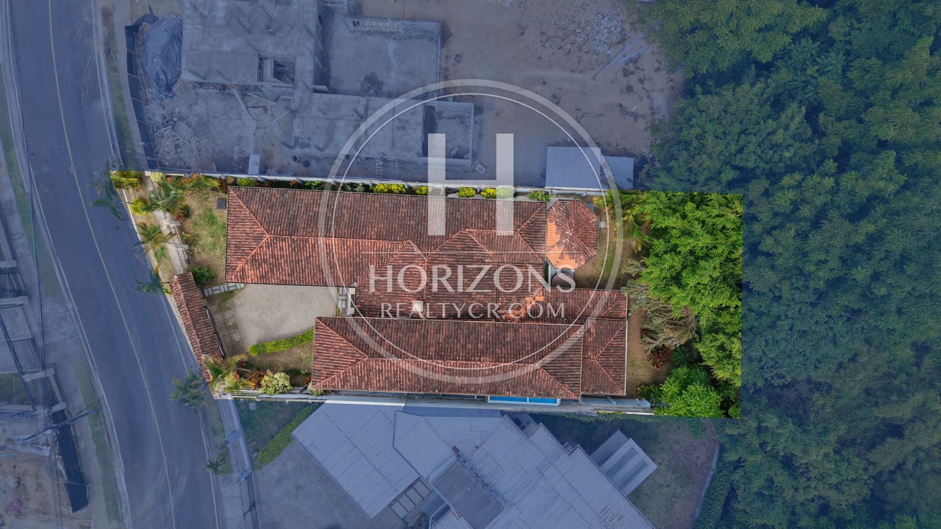 Venta Casa en Residencial Altamonte 4  Habitaciones Oficina Amplio Jardín 8 Parqueos NJA1341