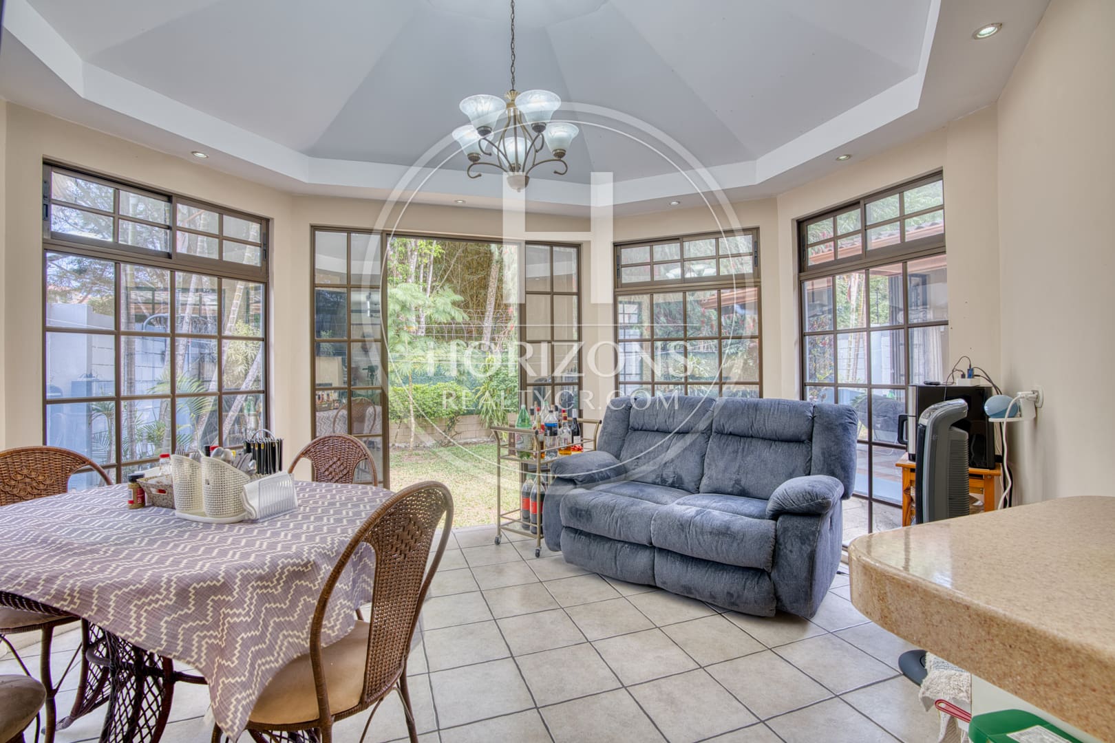 Venta Casa en Residencial Altamonte 4  Habitaciones Oficina Amplio Jardín 8 Parqueos NJA1341