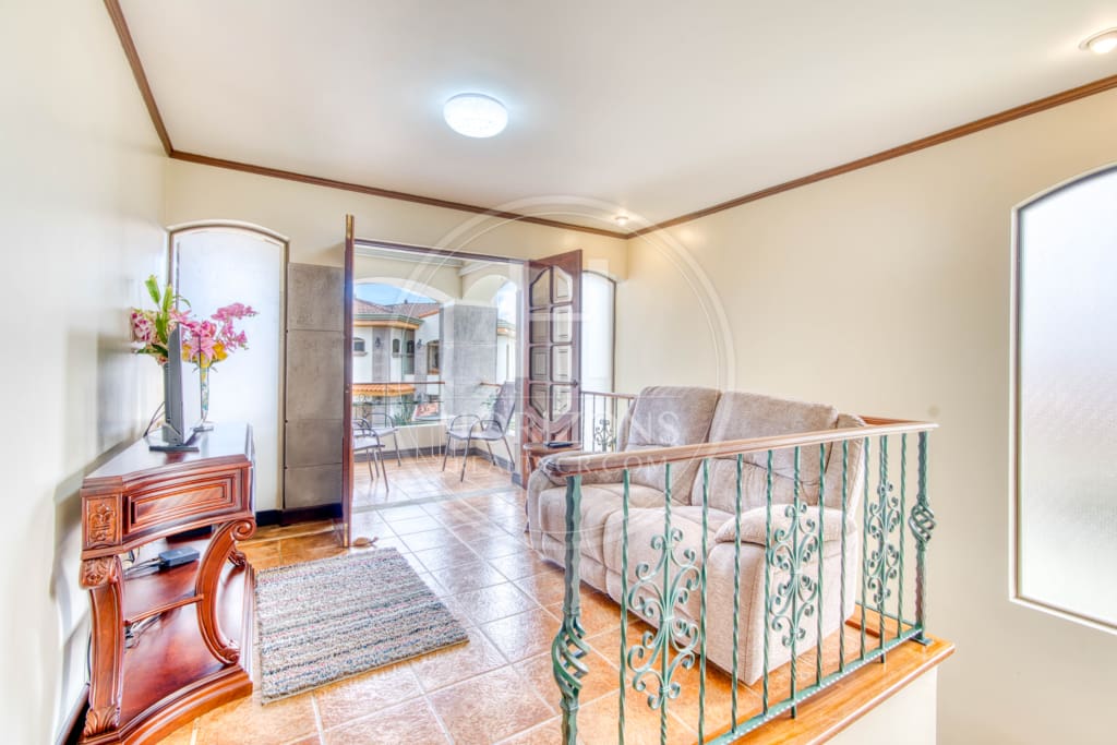 Se Vende Casa en Curridabat 4 Habitaciones 4 Estacionamientos noj1076