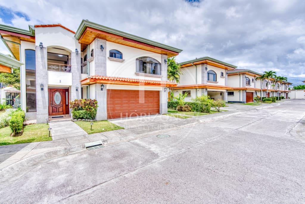 Se Vende Casa En Curridabat 4 Habitaciones 4 Estacionamientos Noj1076