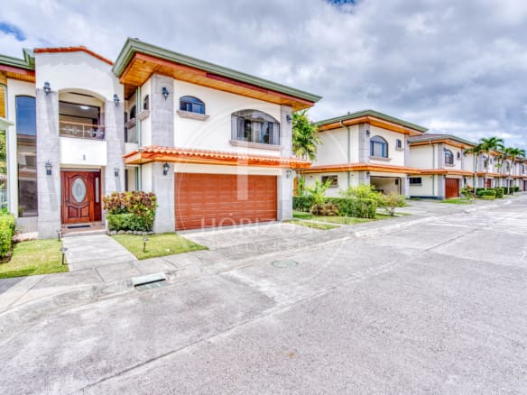 Se Vende Casa En Curridabat 4 Habitaciones 4 Estacionamientos Noj1076