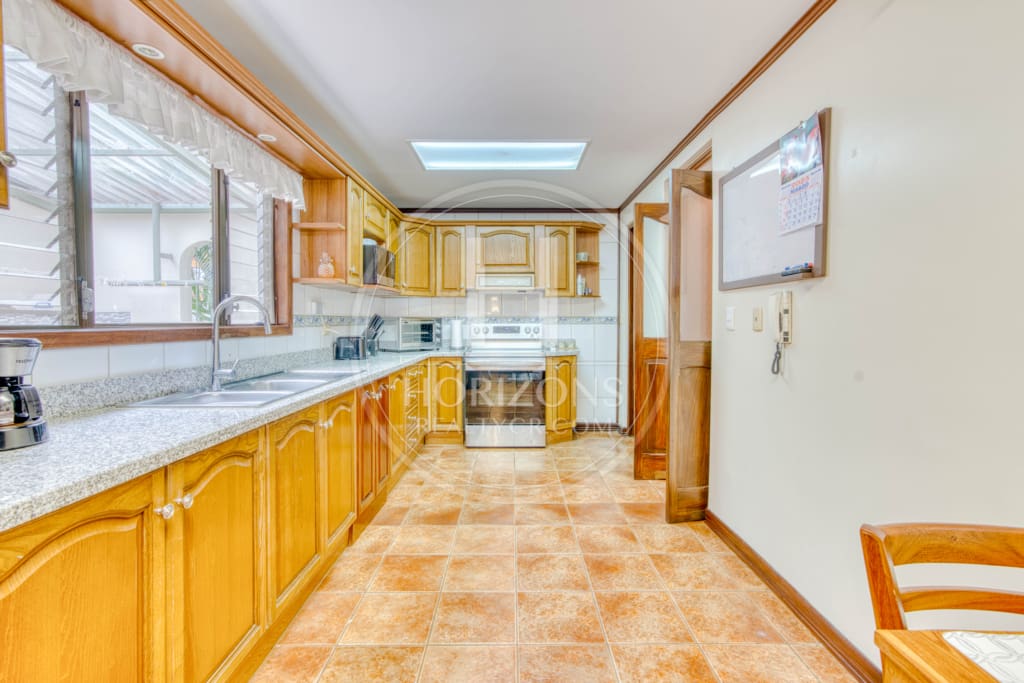 Se Vende Casa en Curridabat 4 Habitaciones 4 Estacionamientos noj1076