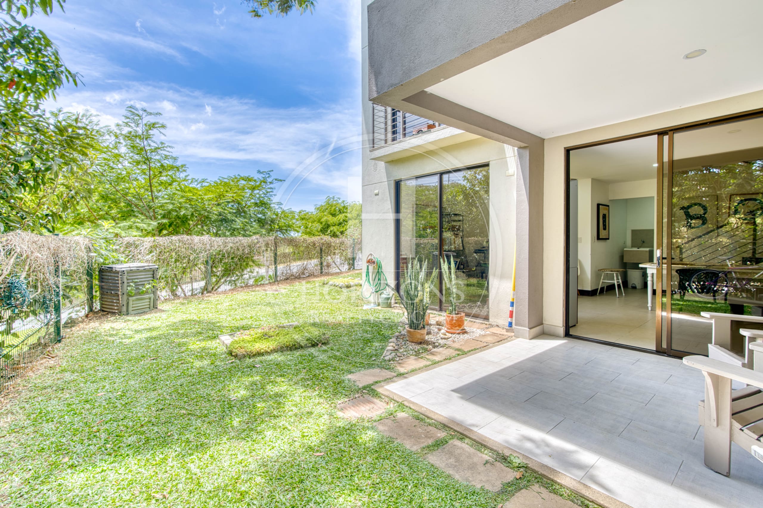 Se Vende Casa con Patio en Condominio La Estefana 3 Habitaciones 4 Estacionamientos noj1074