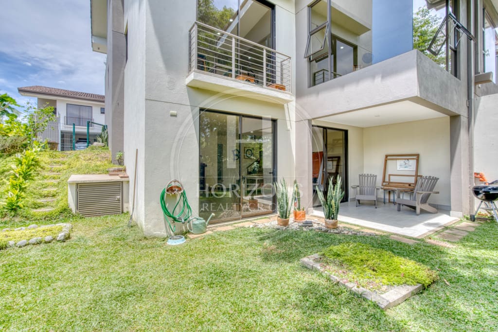 Se Vende Casa con Patio en Condominio La Estefana 3 Habitaciones 4 Estacionamientos noj1074
