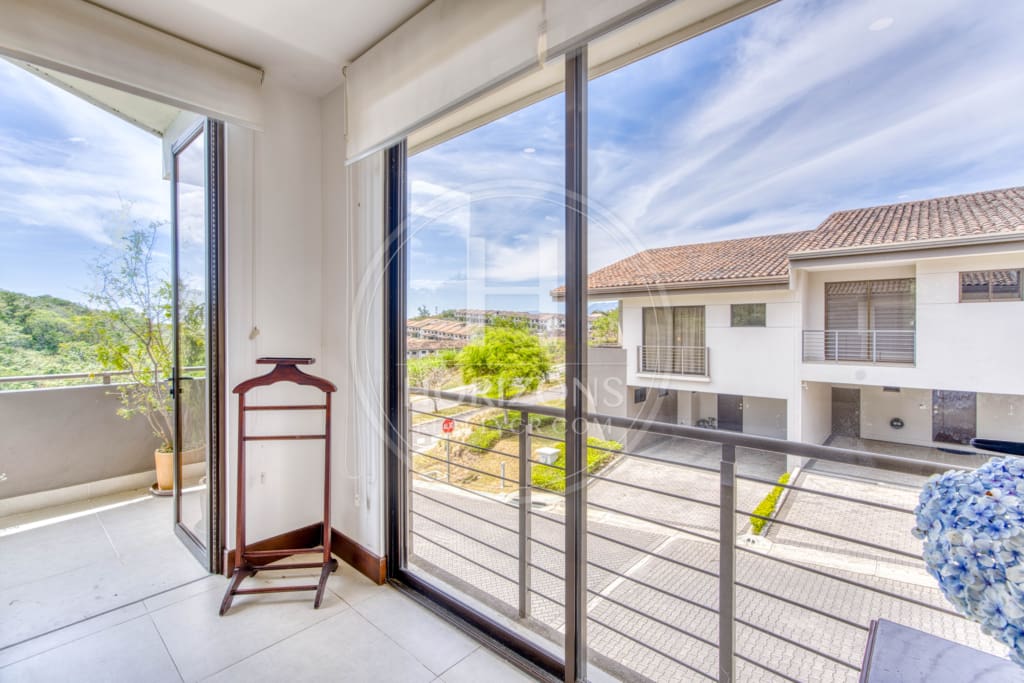 Se Vende Casa con Patio en Condominio La Estefana 3 Habitaciones 4 Estacionamientos noj1074