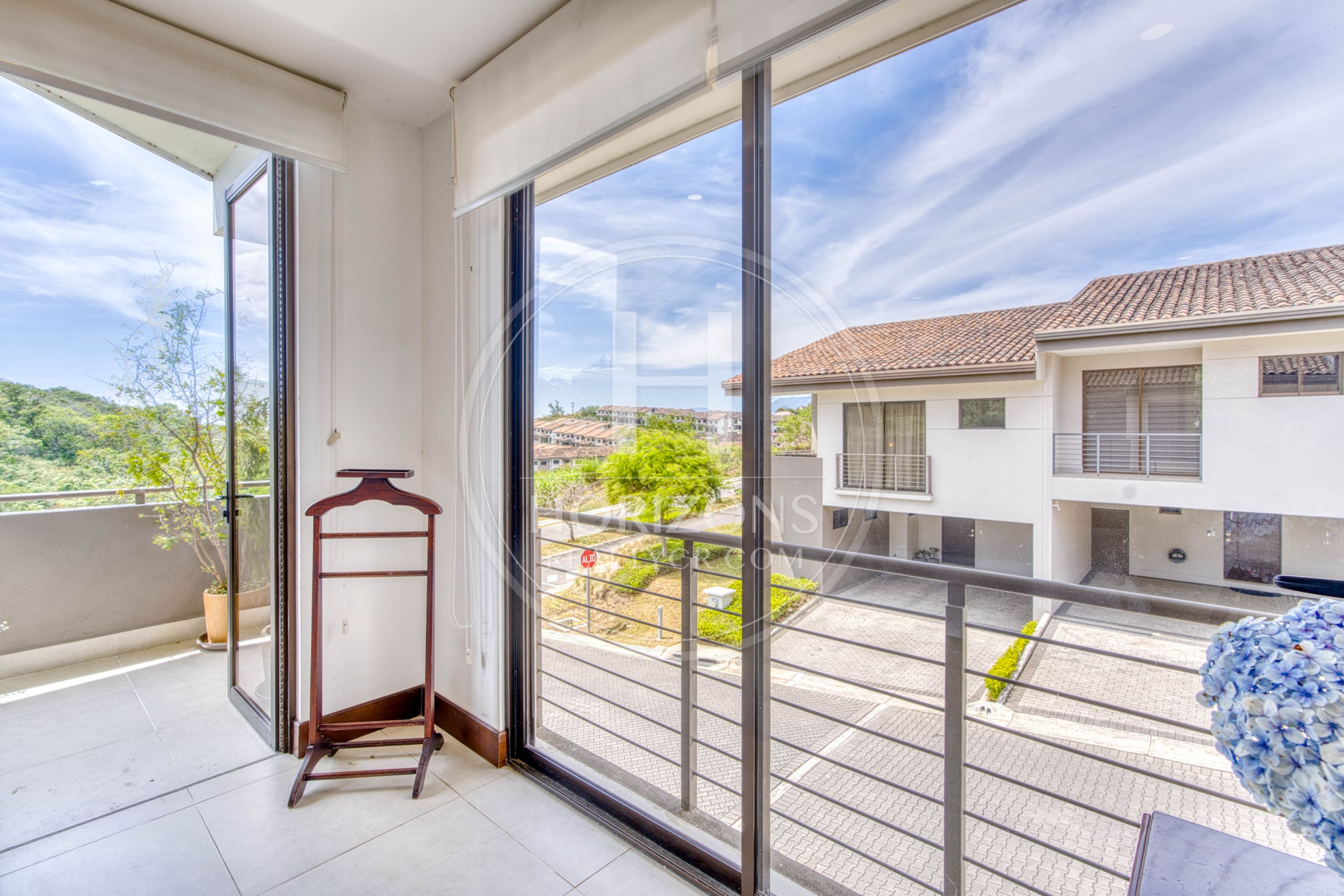 Se Vende Casa con Patio en Condominio La Estefana 3 Habitaciones 4 Estacionamientos noj1074