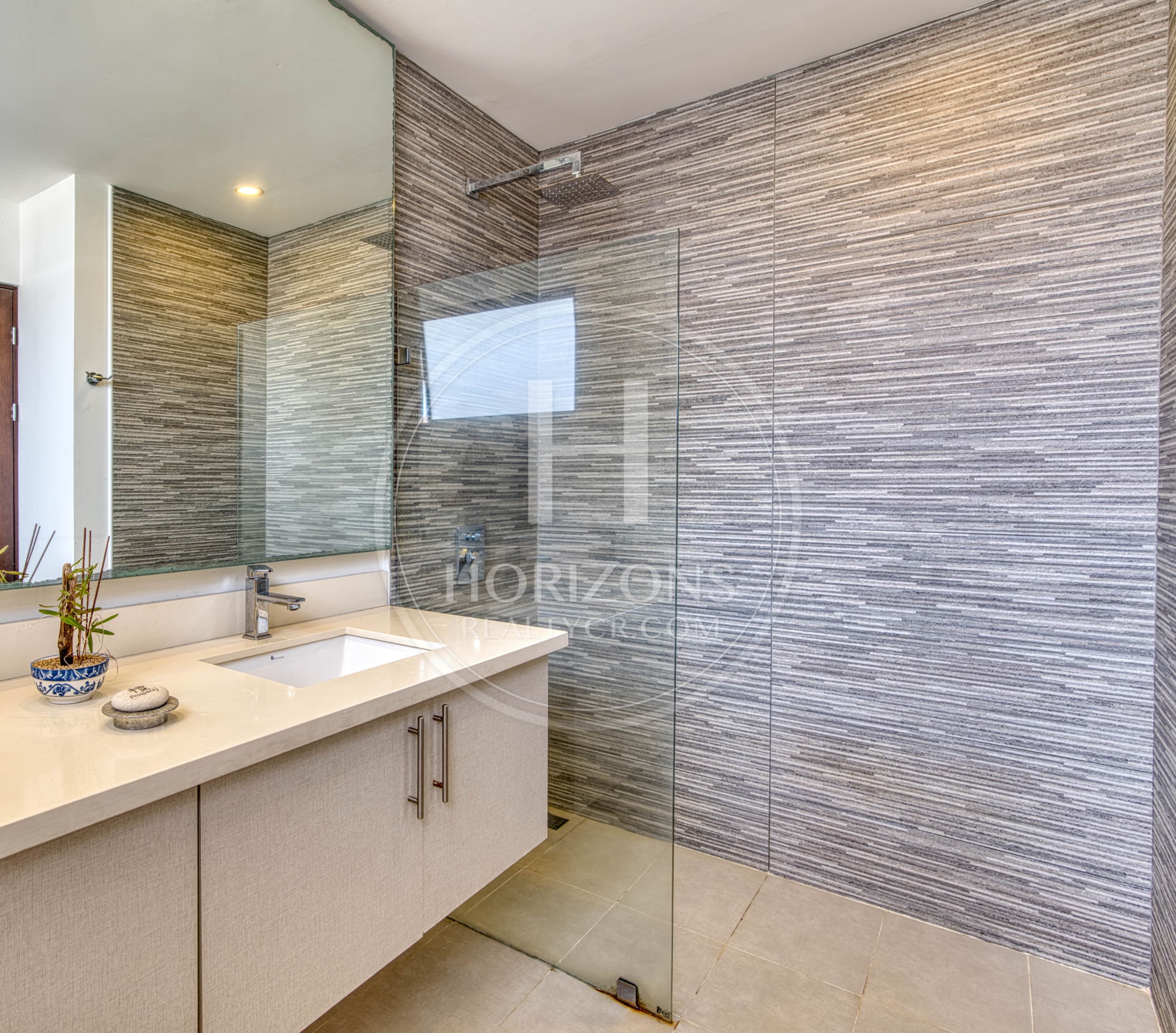 Casa en Venta en Condominio La Estefana con Vista al Bosque 3 Habitaciones y 4 Parqueos noj1079