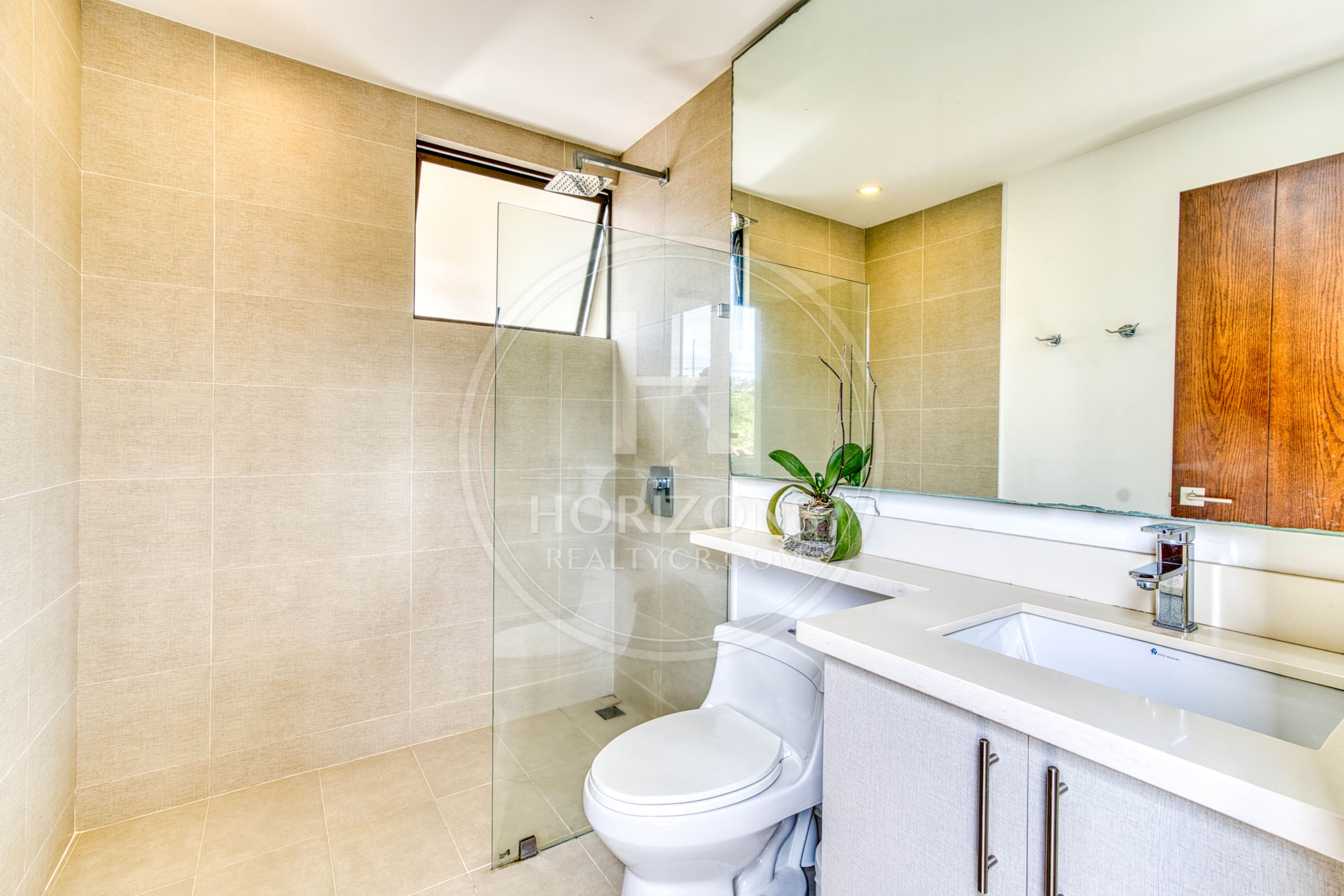 Se Vende Casa con Patio en Condominio La Estefana 3 Habitaciones 4 Estacionamientos noj1074