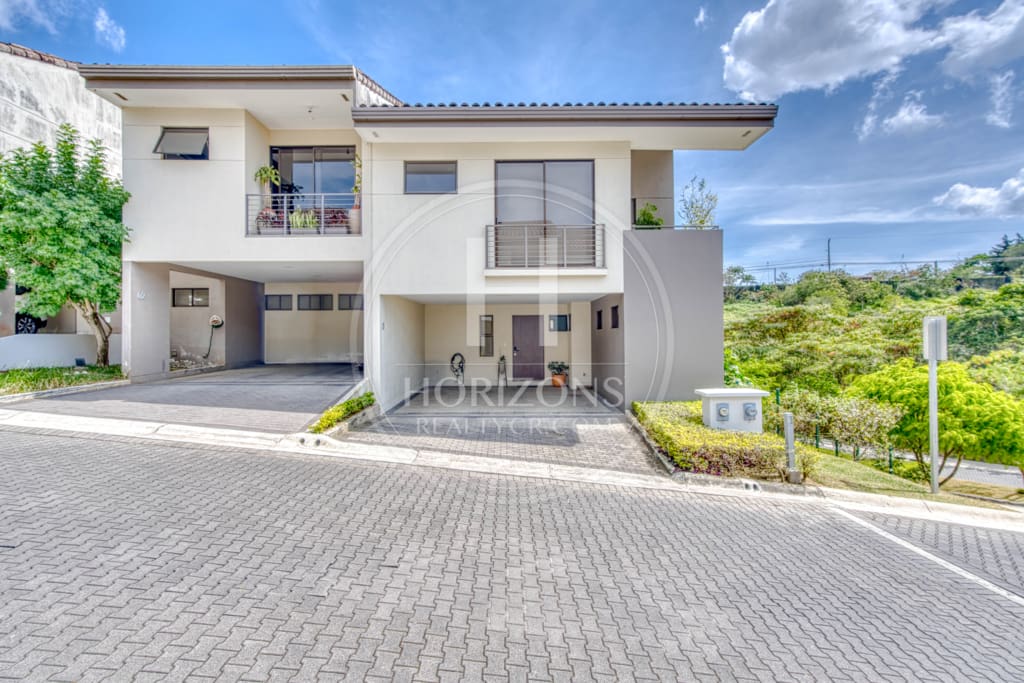 Se Vende Casa con Patio en Condominio La Estefana 3 Habitaciones 4 Estacionamientos noj1074