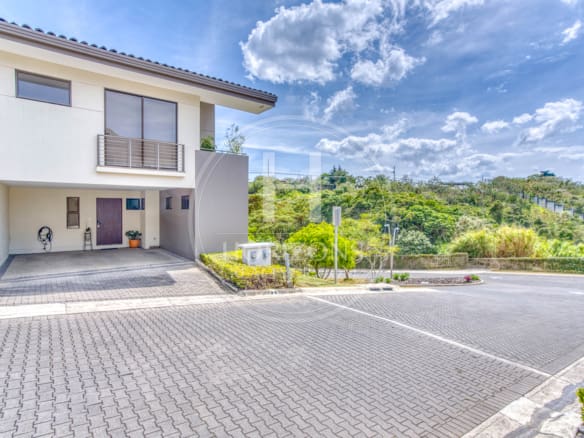Se Vende Casa Con Patio En Condominio La Estefana 3 Habitaciones 4 Estacionamientos Noj1074