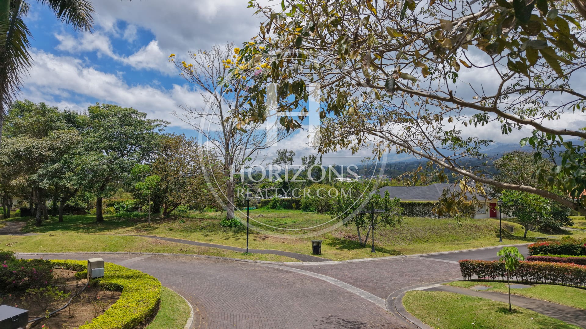 Lote 2705m2 Esquinero en Monteran Condominio Curridabat nja1344