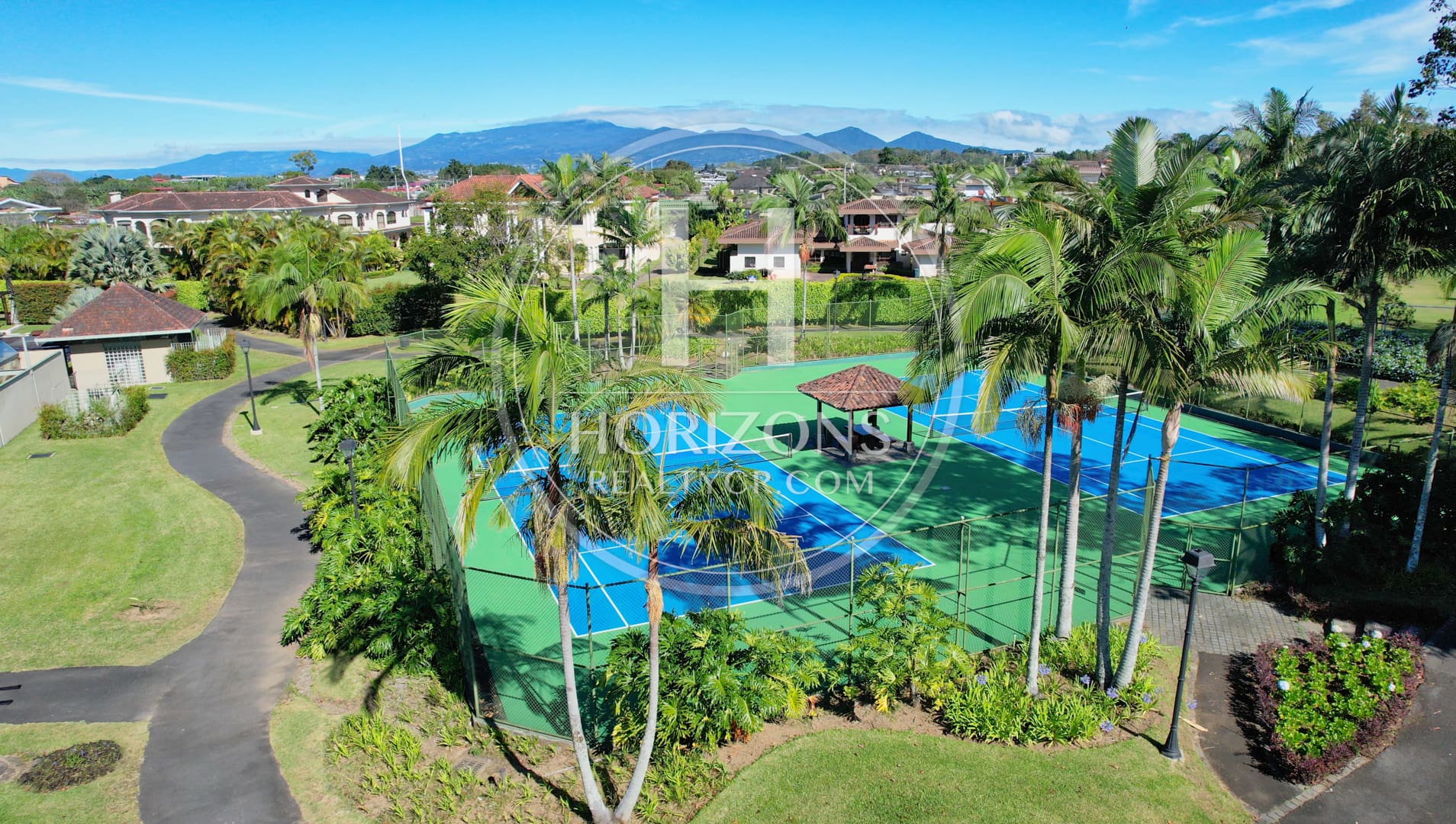 Lote 2705m2 Esquinero en Monteran Condominio Curridabat nja1344