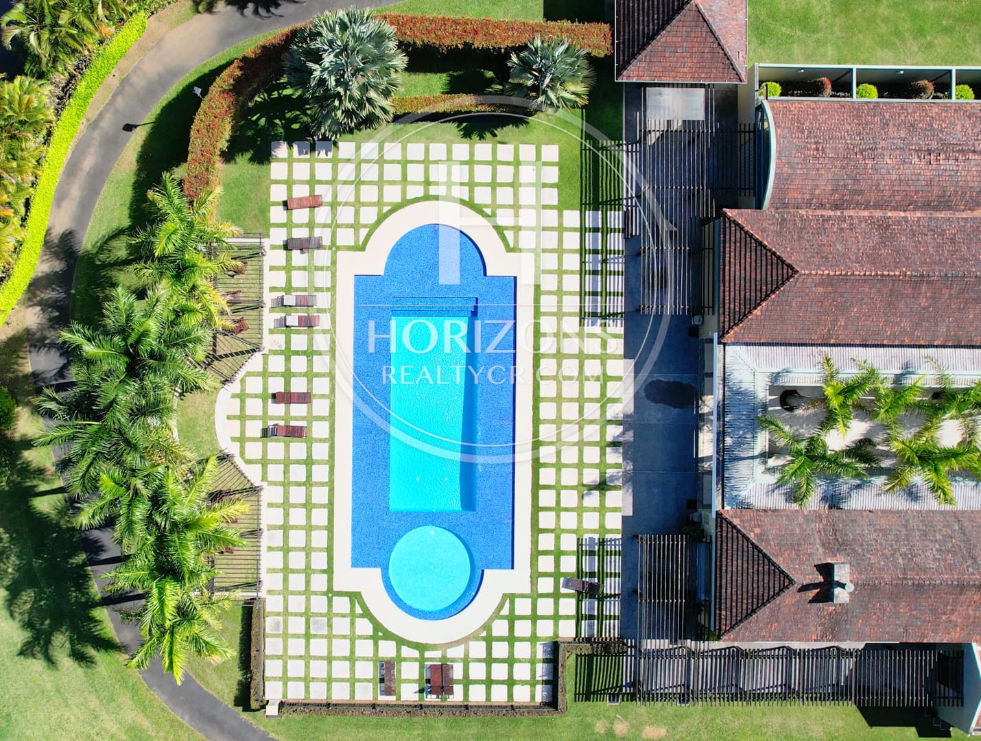 Lote 2705m2 Esquinero en Monteran Condominio Curridabat nja1344