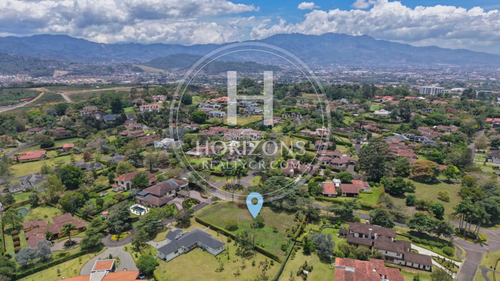 Lote 2705m2 Esquinero en Monteran Condominio Curridabat nja1344