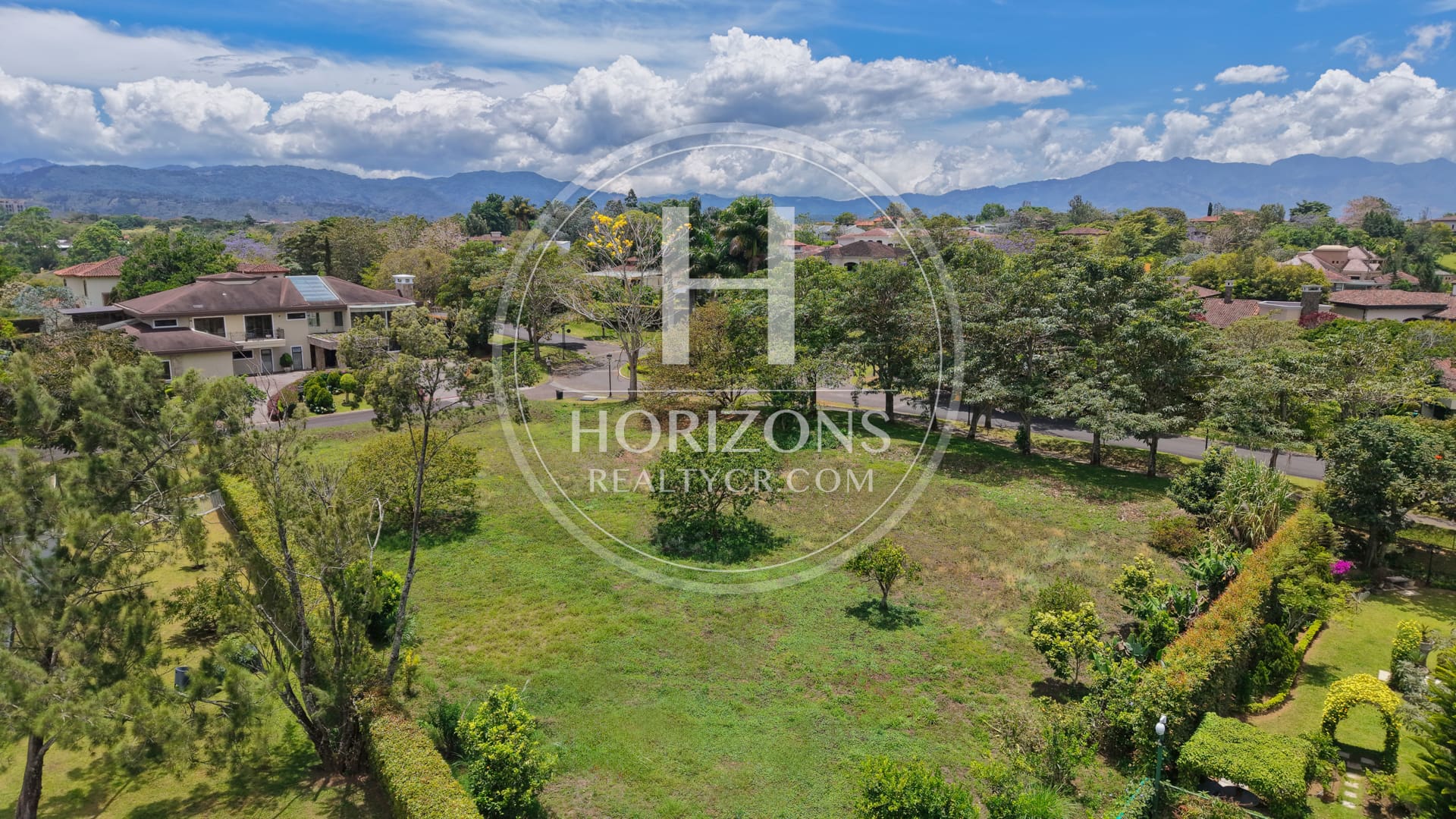 Lote 2705m2 Esquinero en Monteran Condominio Curridabat nja1344