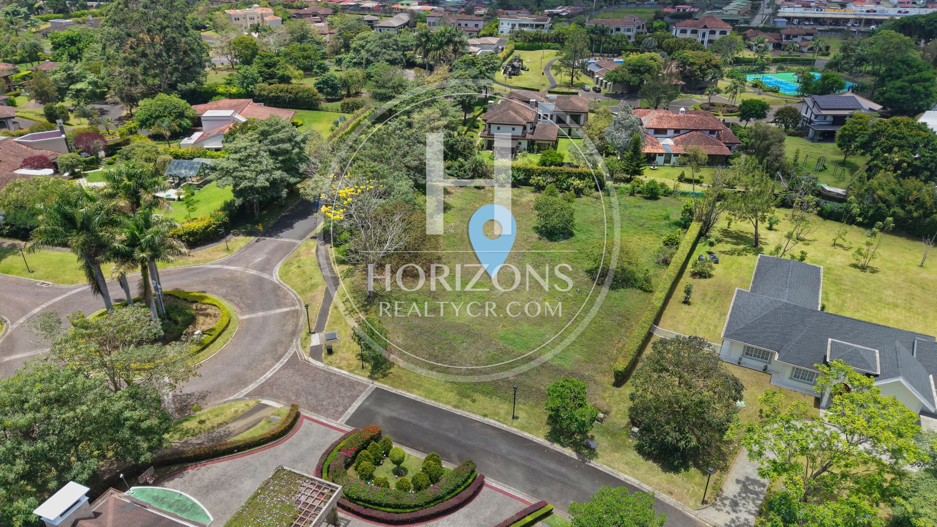 Lote 2705m2 Esquinero en Monteran Condominio Curridabat nja1344