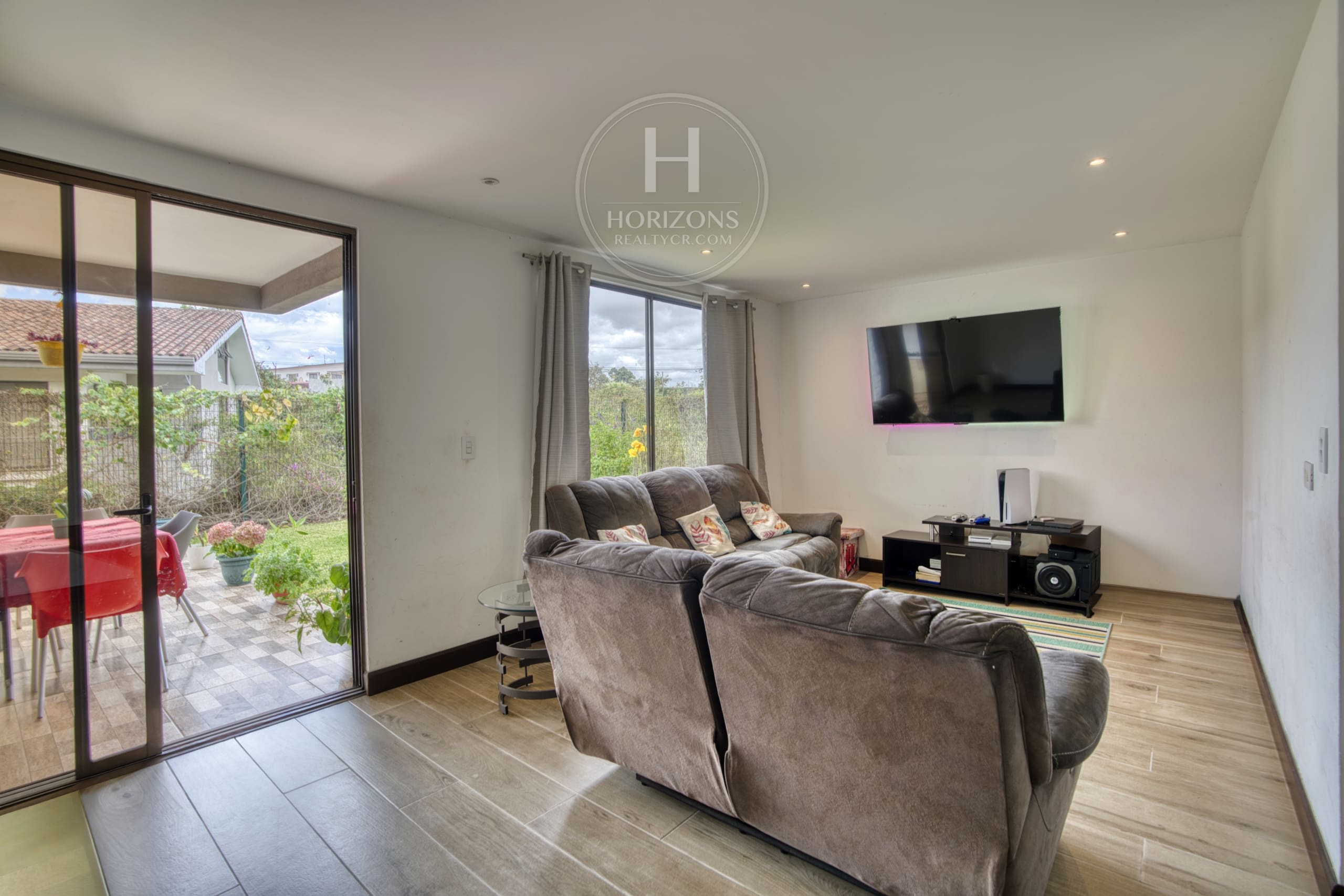 Casa en Venta en Condominio La Estefana con Vista al Bosque 3 Habitaciones y 4 Parqueos noj1079
