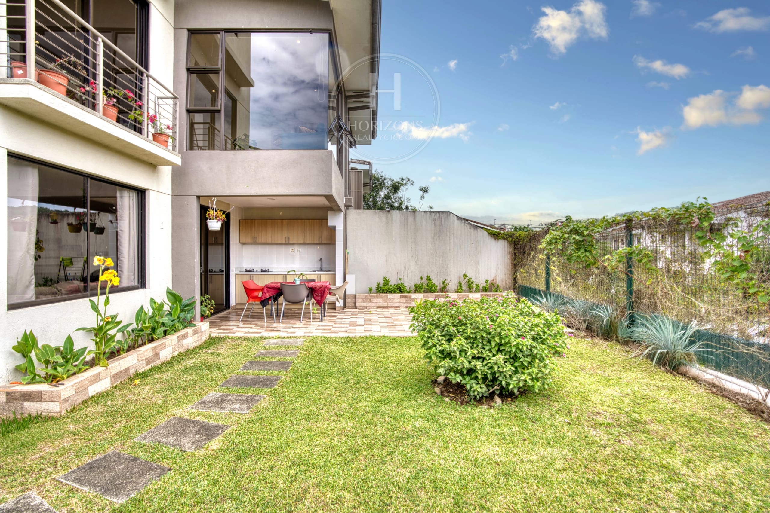Casa en Venta en Condominio La Estefana con Vista al Bosque 3 Habitaciones y 4 Parqueos noj1079