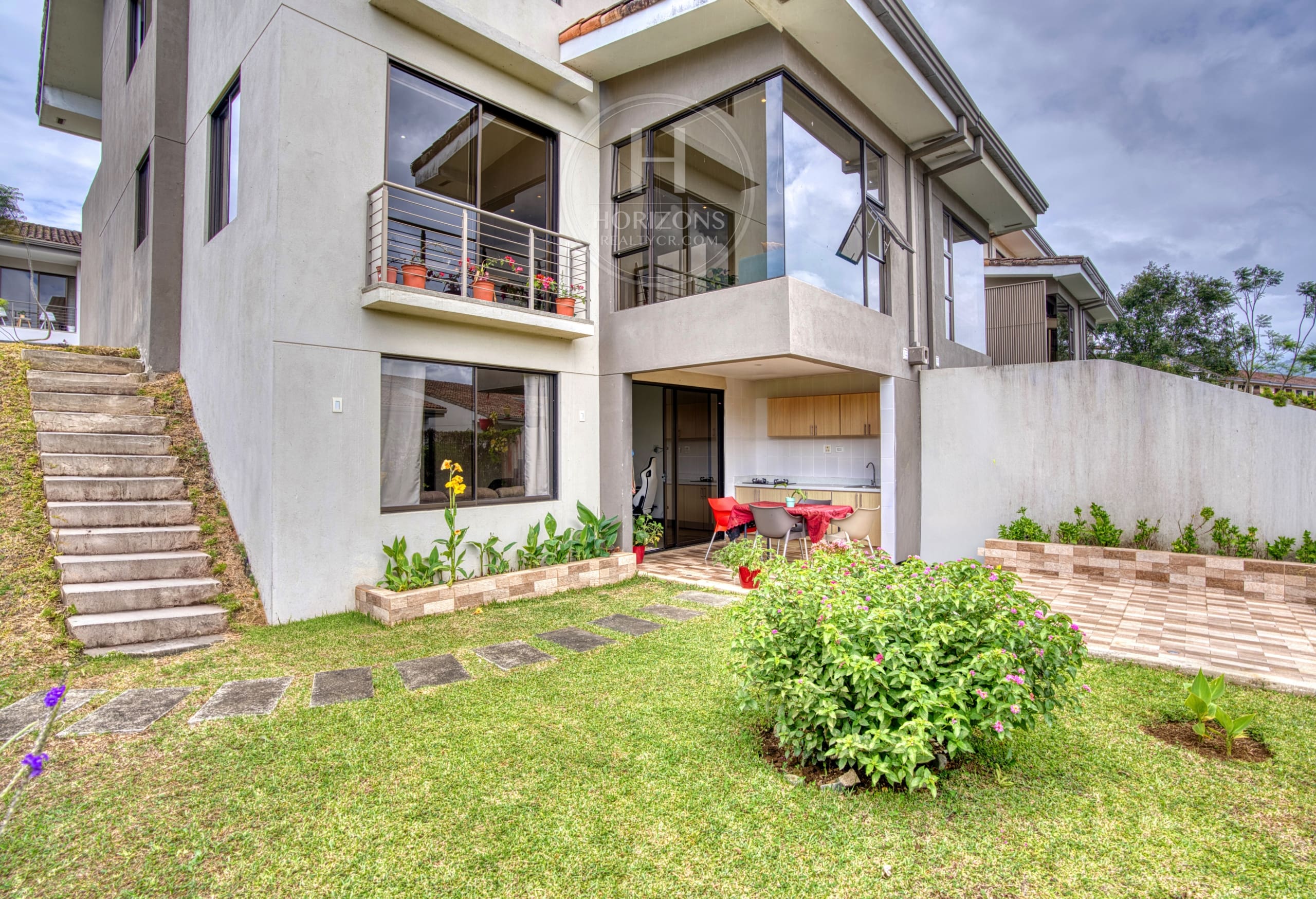 Casa en Venta en Condominio La Estefana con Vista al Bosque 3 Habitaciones y 4 Parqueos noj1079