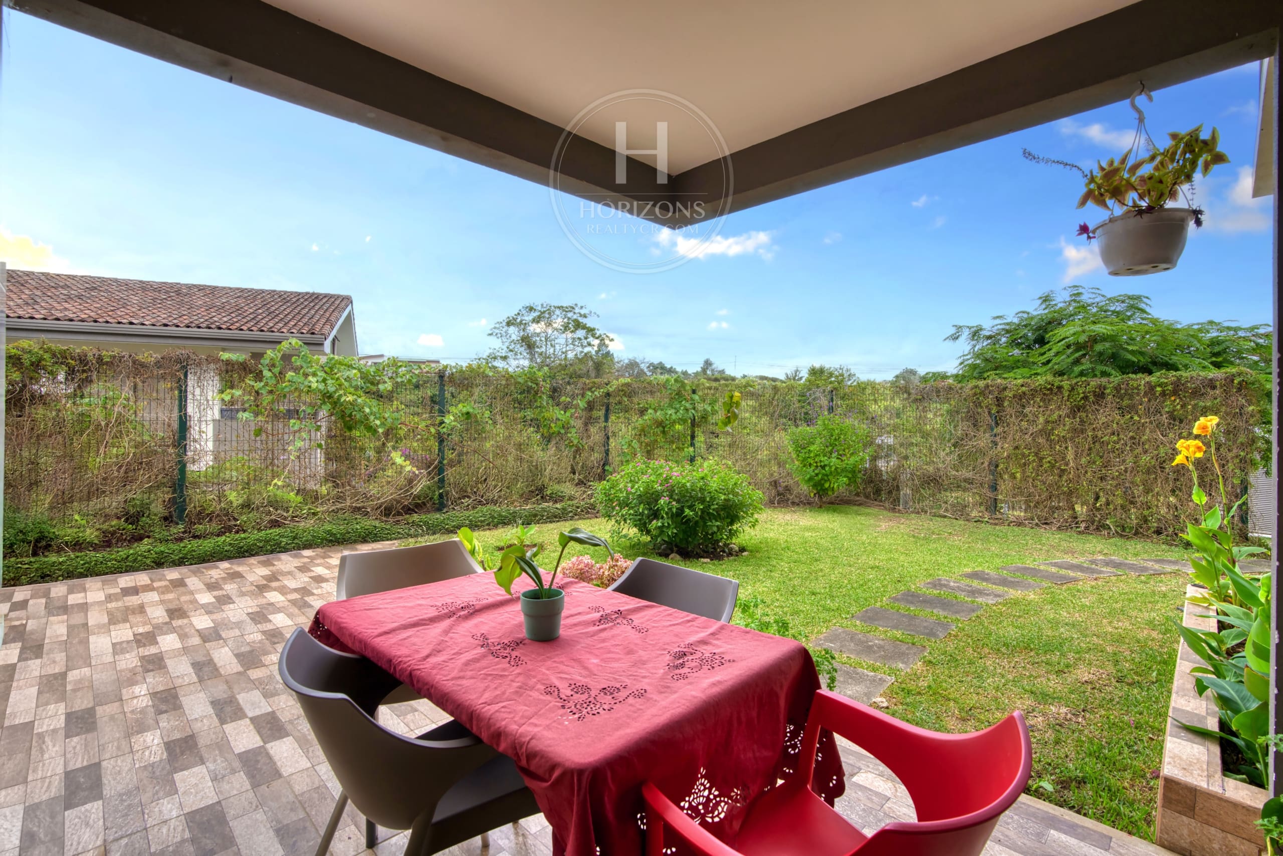 Casa en Venta en Condominio La Estefana con Vista al Bosque 3 Habitaciones y 4 Parqueos noj1079