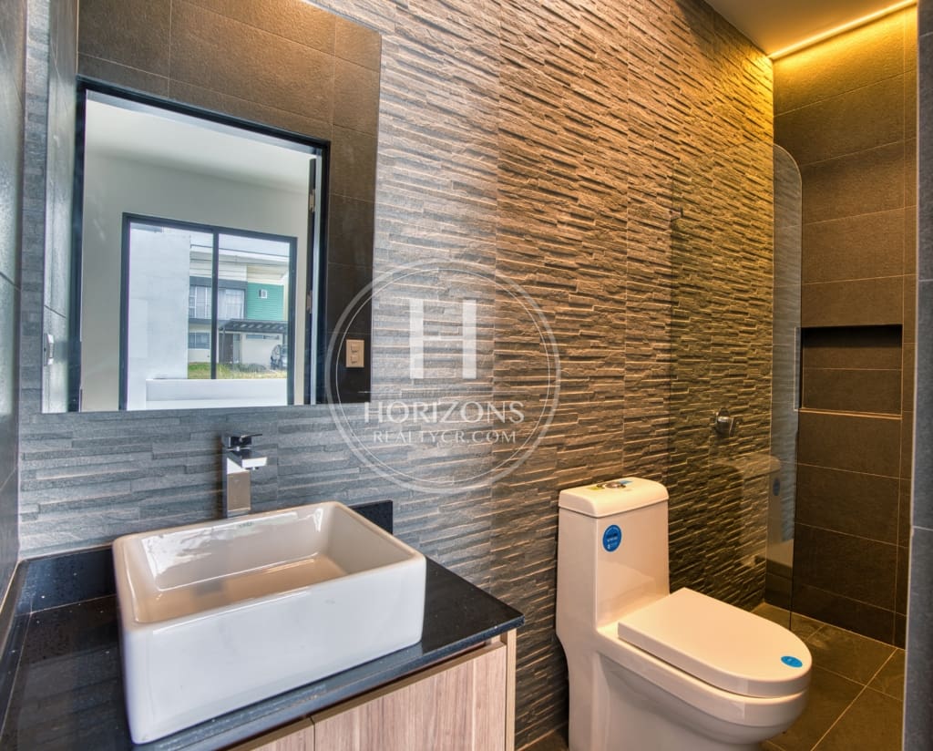 Casa en Venta en Condominio Distrito San Juan – 3 Dormitorios con Baño Cada Uno  nja1351