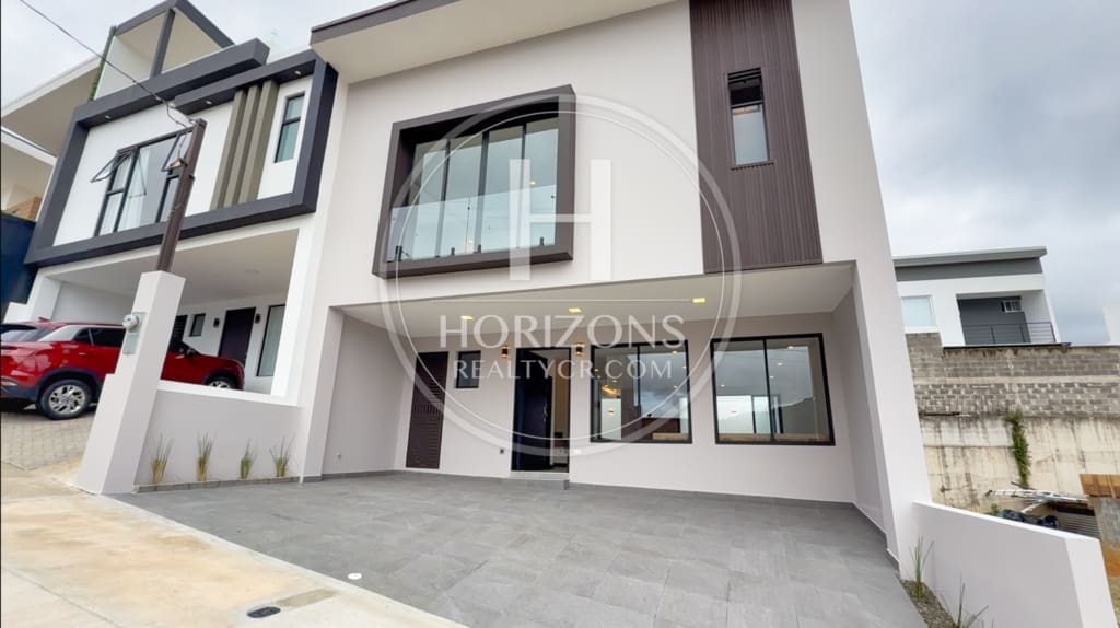 Casa En Venta En Condominio Distrito San Juan – 3 Dormitorios Con Baño Cada Uno  Nja1351