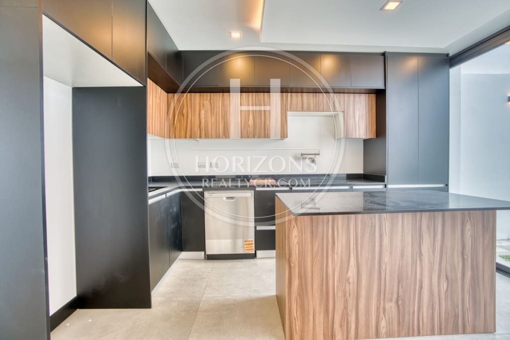 Casa en Venta en Condominio Distrito San Juan – 3 Dormitorios con Baño Cada Uno  nja1351